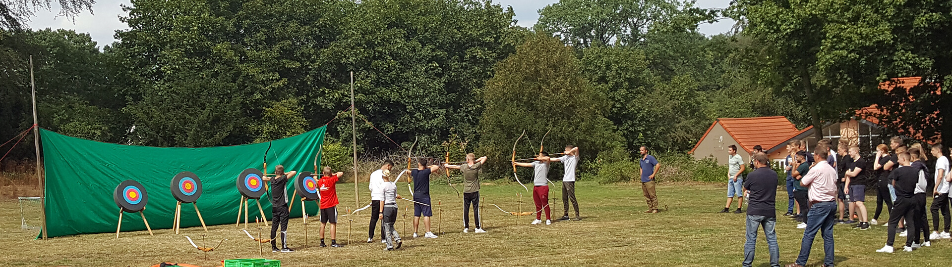 Eine Gruppe Jugendlicher beim Bogenschießen