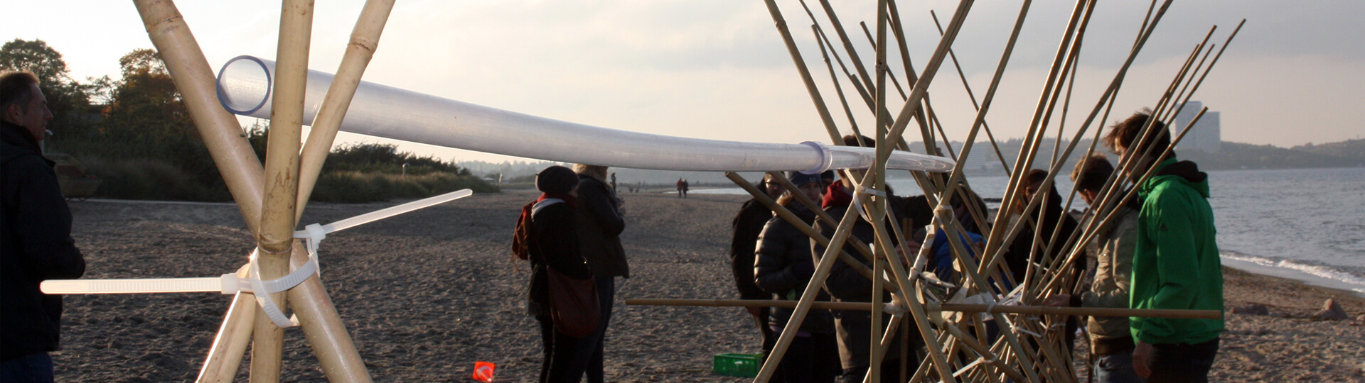 Viele Personen am Strand neben einer Kugelbahn