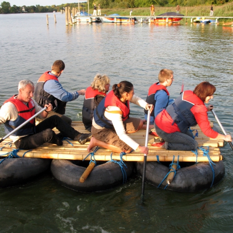 Teamevent oder Teambuilding: Floßbau z.B. in Berlin, Bremen, Hamburg, Hannover, Wolfsburg