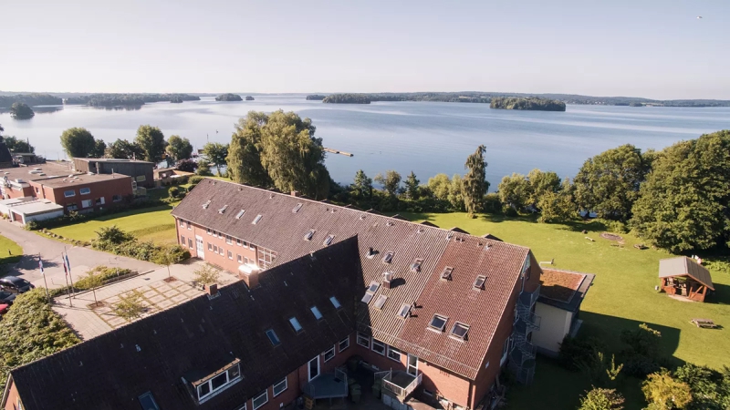 DJH Plön, Blick über das Gebäude auf den See