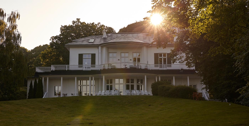 Das Elsa-Brandstöm-Haus mit Garten bei untergehender Sonne